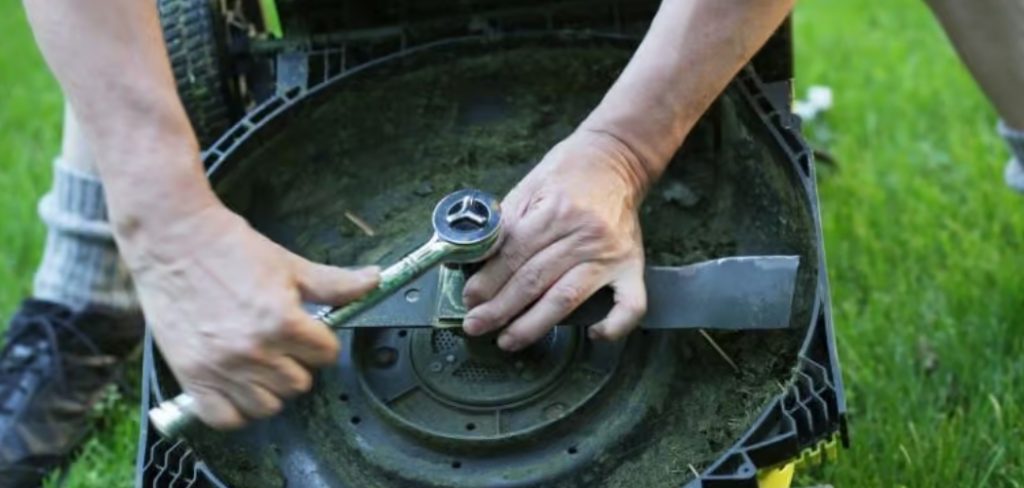 How to Tighten Lawn Mower Blades