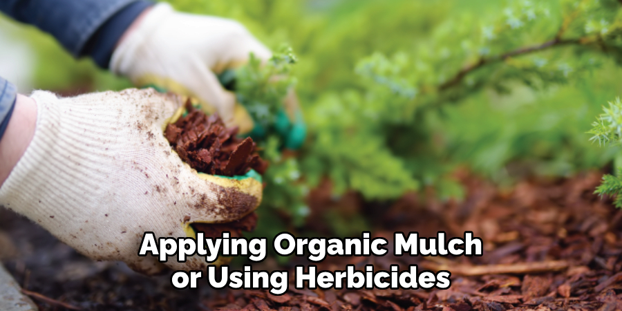 Applying Organic Mulch or Using Herbicides