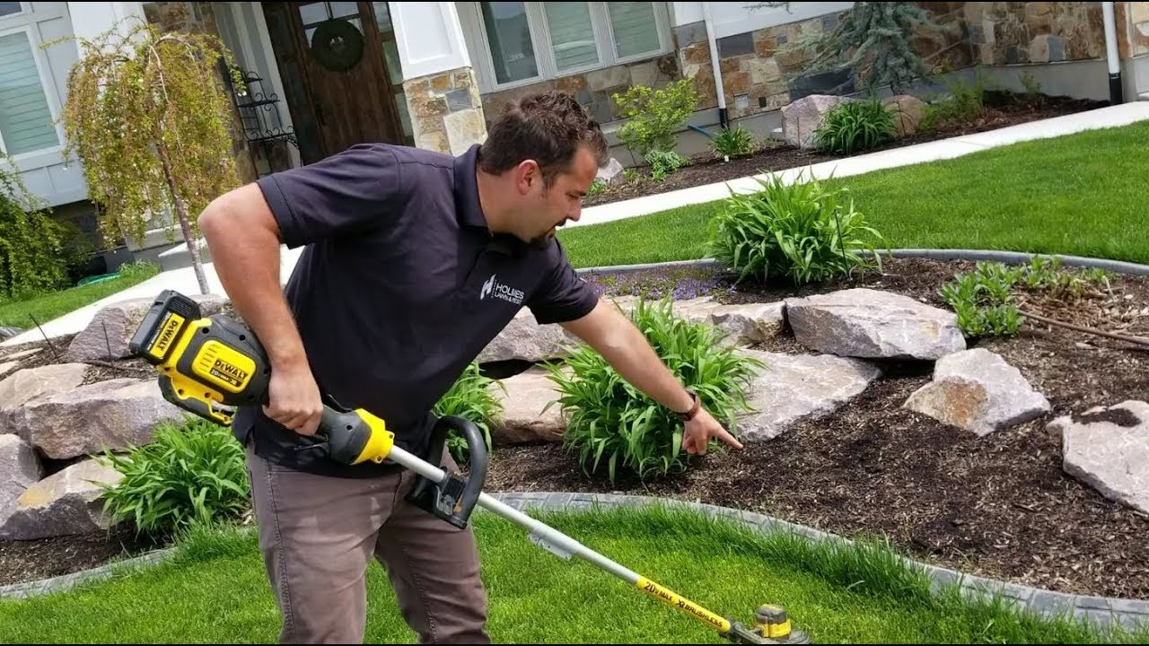 How to Keep Grass Out of Flower Beds When Trimming