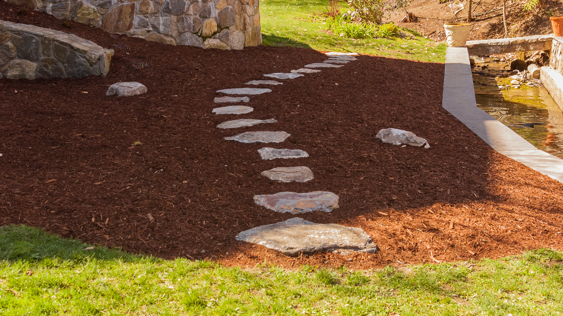 How to Lay Stepping Stones in Mulch