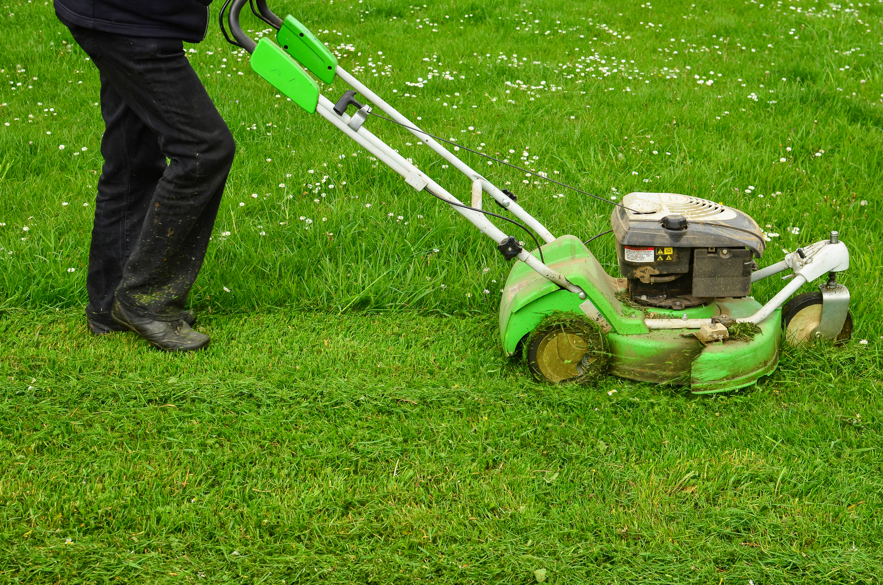 How to Mow Wet Grass Without Clogging