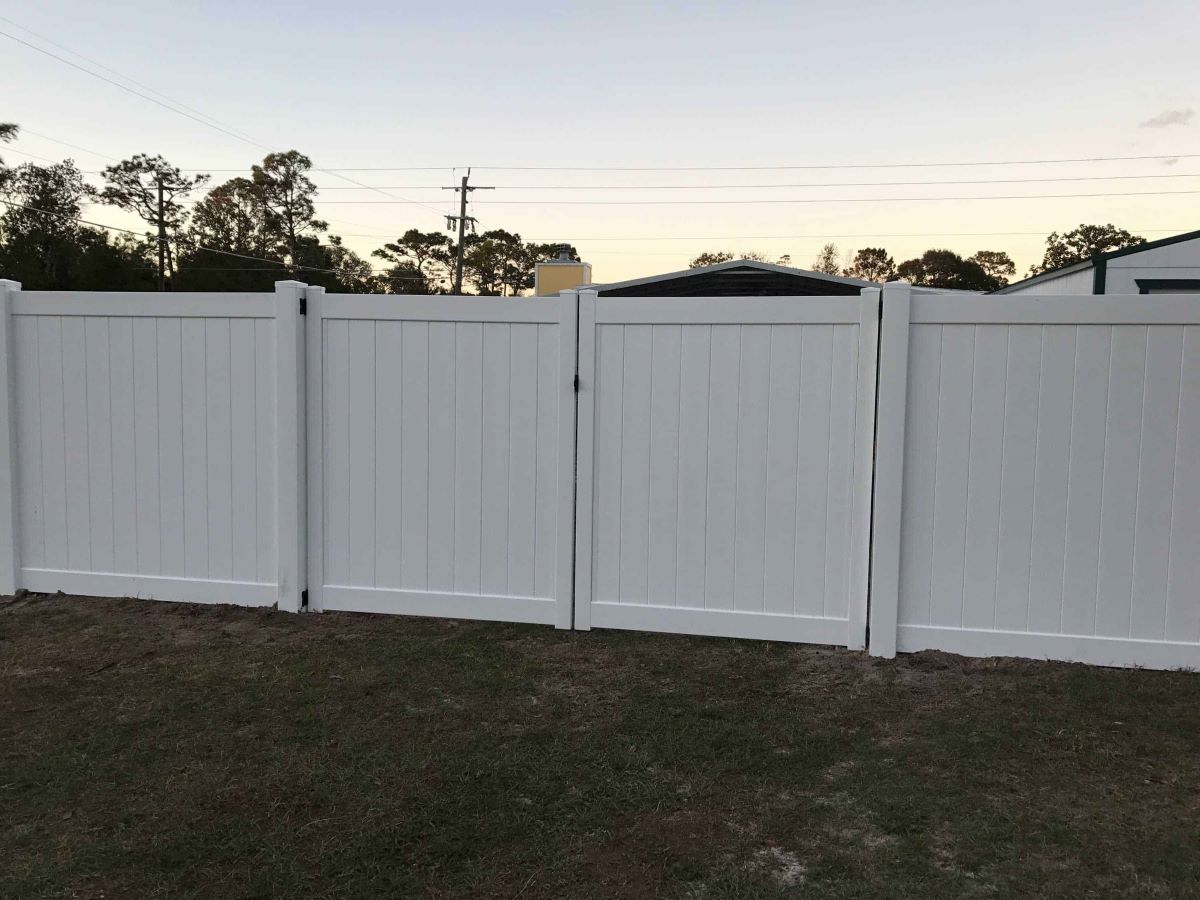 How to Brace a Vinyl Fence against Wind