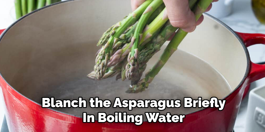 Blanch the Asparagus Briefly
In Boiling Water